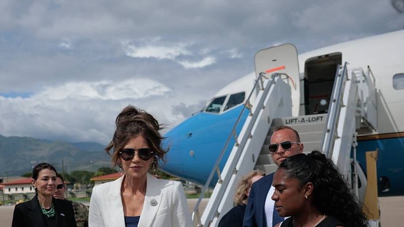 Noem fue recibida por autoridades de Estados Unidos. 