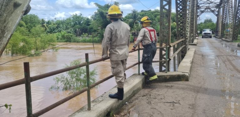 Bomberos monitorean crecida del río Ulúa y activan protocolos de respuesta