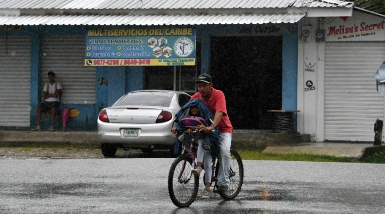 Onda tropical trae lluvias y tormentas eléctricas este domingo