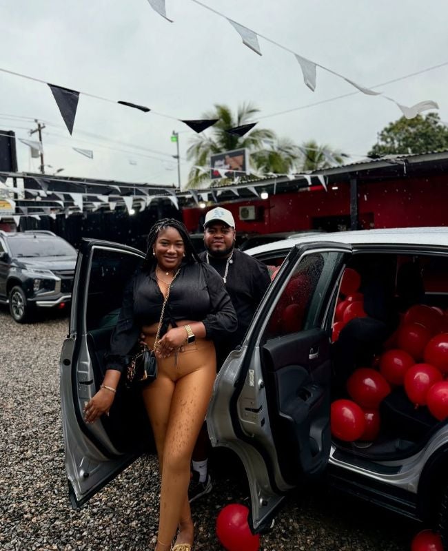 La More regala carro mujer