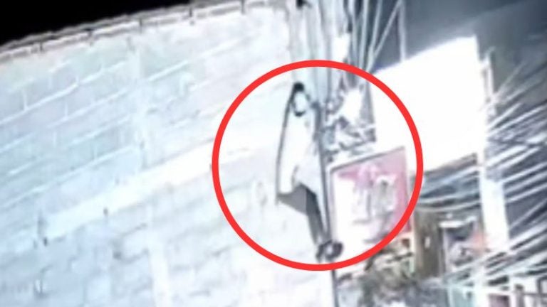 ¿El «Hombre Araña» del crimen? Captan a ladrón escalando para robar en Juticalpa