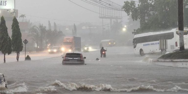 ¡San Pedro Sula bajo agua! Lluvias causan caos, calles inundadas y carros varados