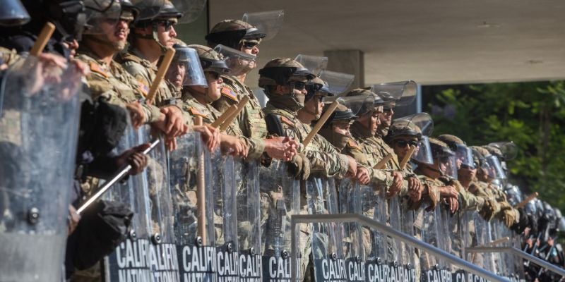 Alcaldesa de Los Ángeles ordena toque de queda en el centro tras disturbios