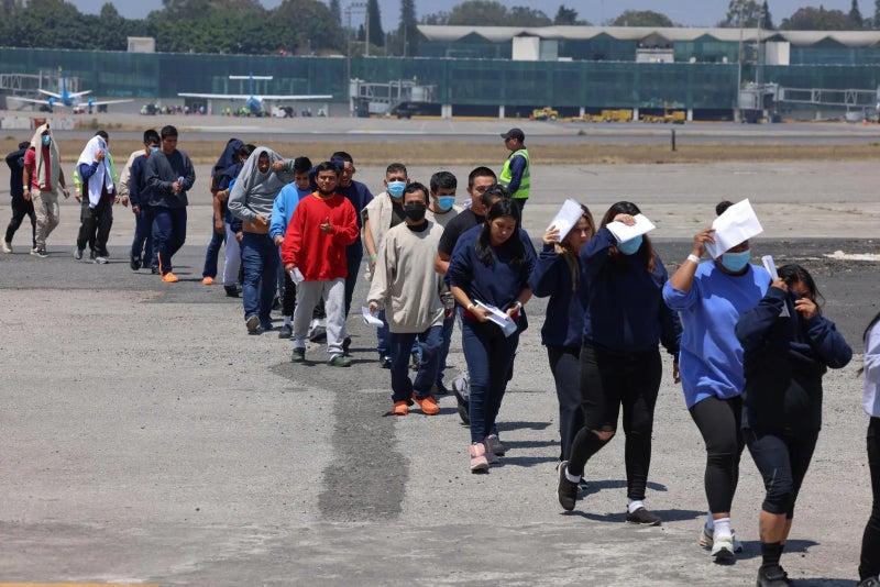Migrantes en EEUU pasos a seguir detenido ICE