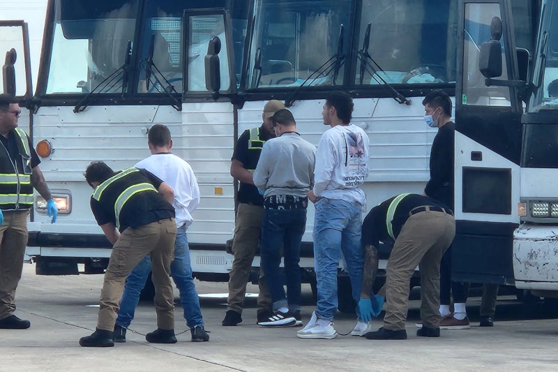 Migrantes en EEUU pasos a seguir detenido ICE