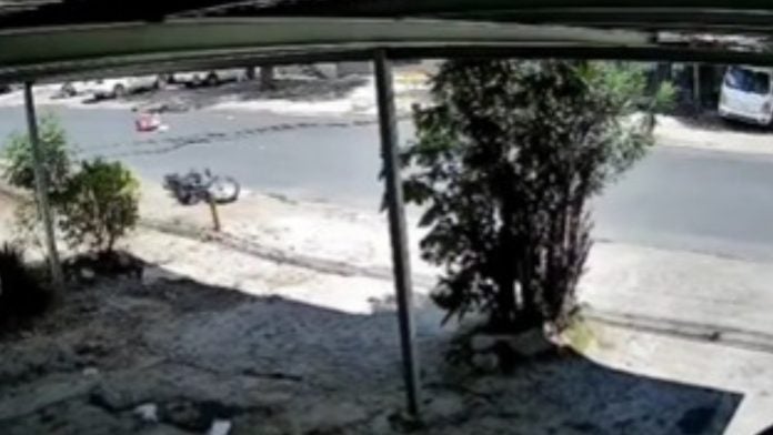 motociclista es impactado por cables caídos