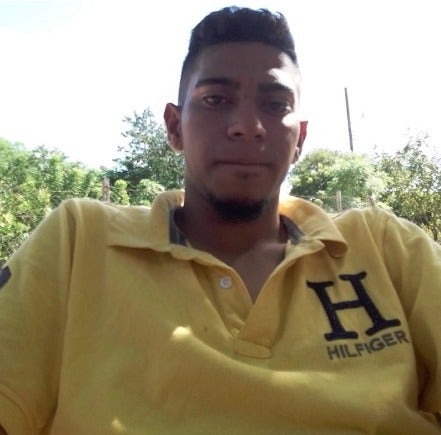 mecánico muere tras chocar árbol en Olancho