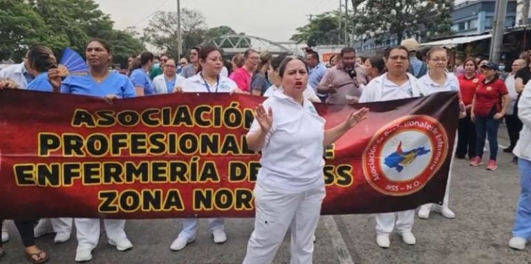 ¡Un carril está bloqueado! Protestan en IHSS de SPS por equipo y aires acondicionados dañados