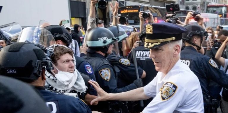 Protesta contra ICE en Nueva York deja más de 80 detenidos