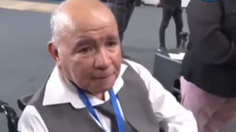Padre migrante graduación hija (2)