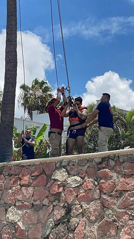 Joven queda colgado de palmera paracaídas