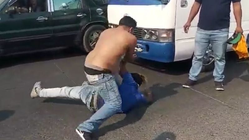 Batalla campal entre conductores de "rapiditos"