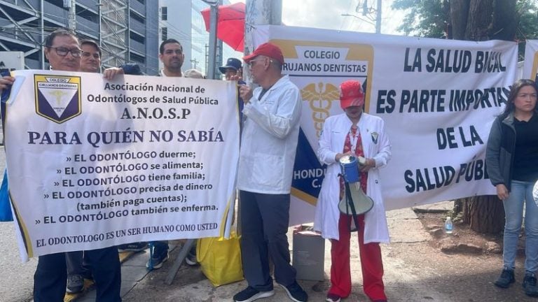 Odontólogos manifiestan Casa Presidencial