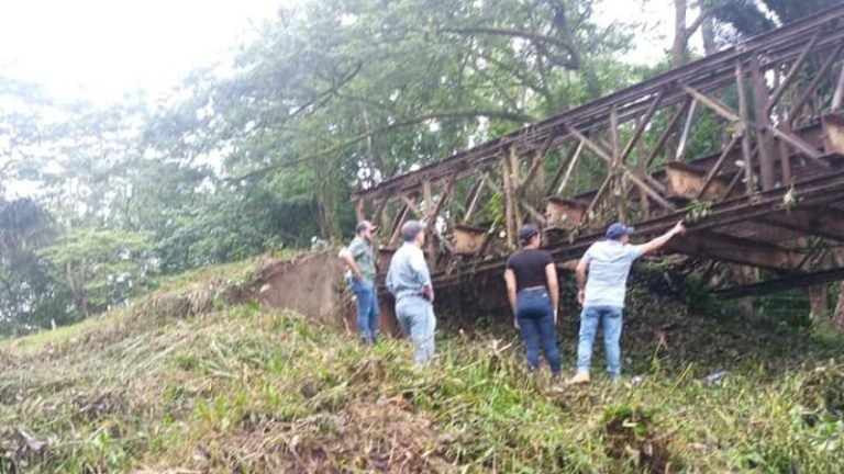 Colapso de puente en río Way paraliza paso clave entre Colón y Gracias a Dios