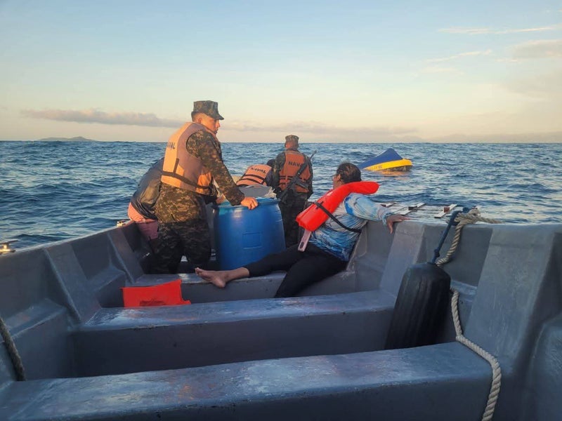 Fuerza Naval rescata a dos personas Sambo Creek