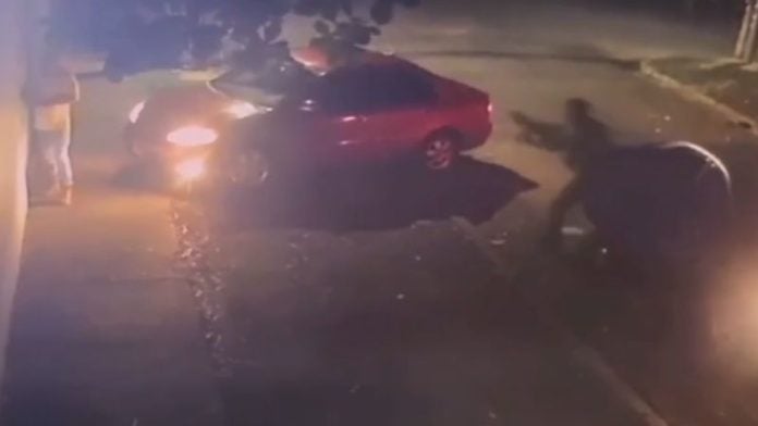 Hombres armados roban vehículo