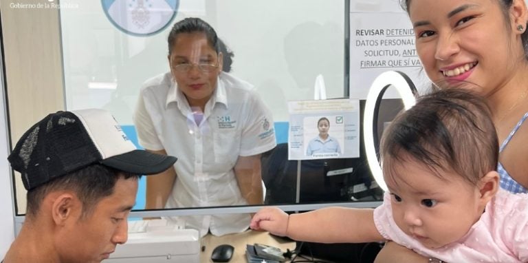 Shin Fujiyama tramita pasaporte de su hija en El Progreso
