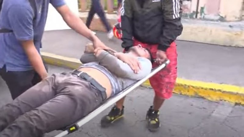 Bomberos rescatan a hombre