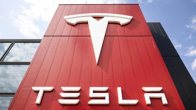 Tesla cae un 14 % en bolsa tras tensarse la disputa entre Trump y Musk