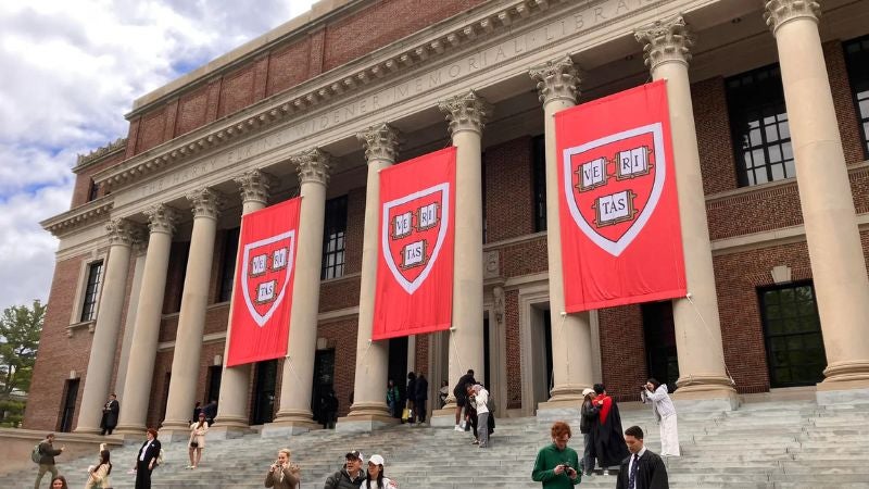 Trump prohíbe la entrada a nuevos estudiantes extranjeros de Harvard 