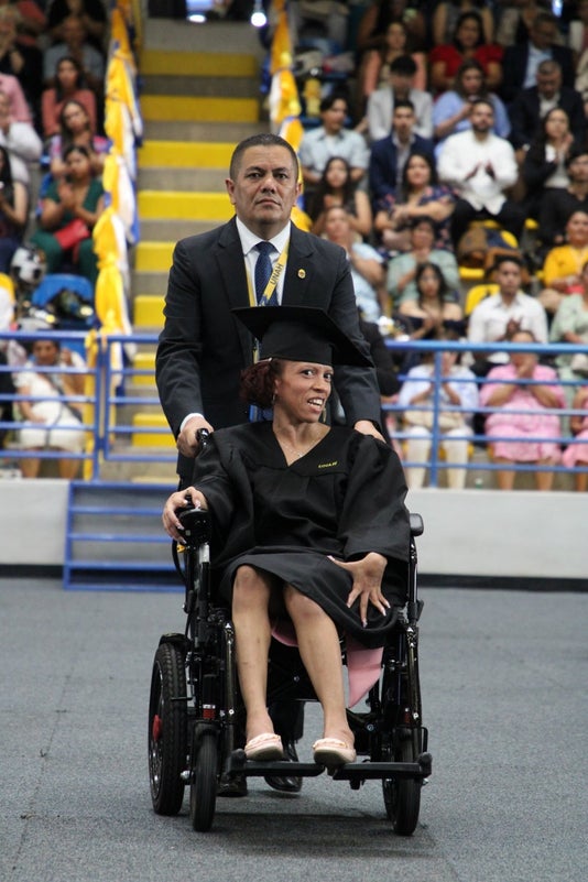 Eda Minelbi título universitario