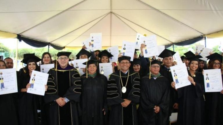 UNAH gradúa a 70 nuevos profesionales en Olancho