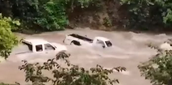 VIDEO | Río arrastra a dos carros en Ocotepeque