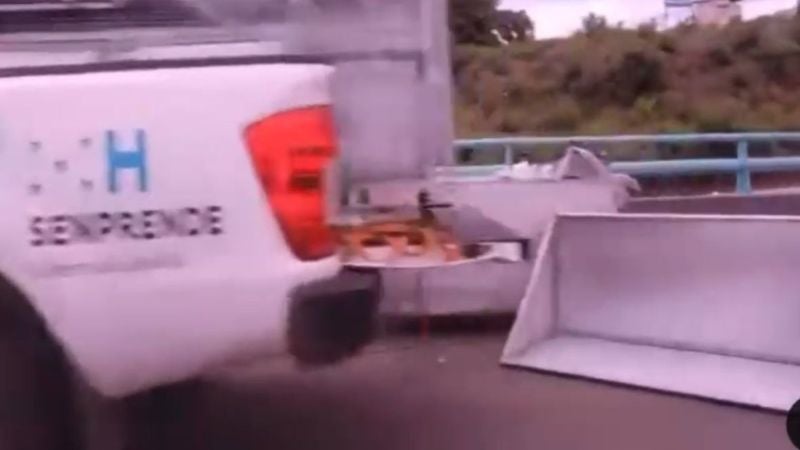 Vehículo del Estado provoca caos vehicular