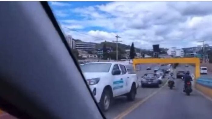 Vehículo del Estado provoca caos vehicular
