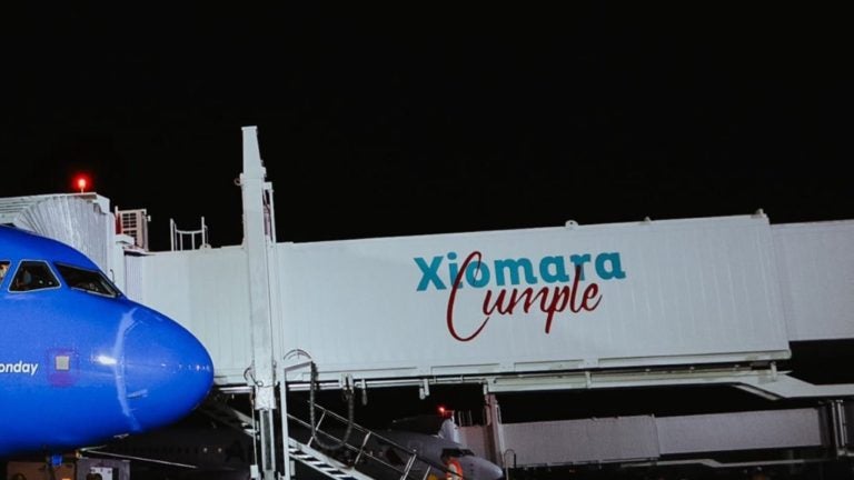 Gobierno estampa su nombre en manga de avión y desata críticas