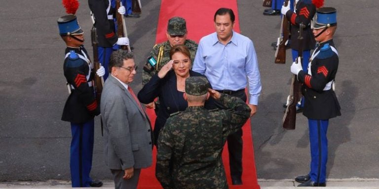 General Roosevelt tras reunirse con Xiomara Castro: «Habrá elecciones transparentes y en paz»