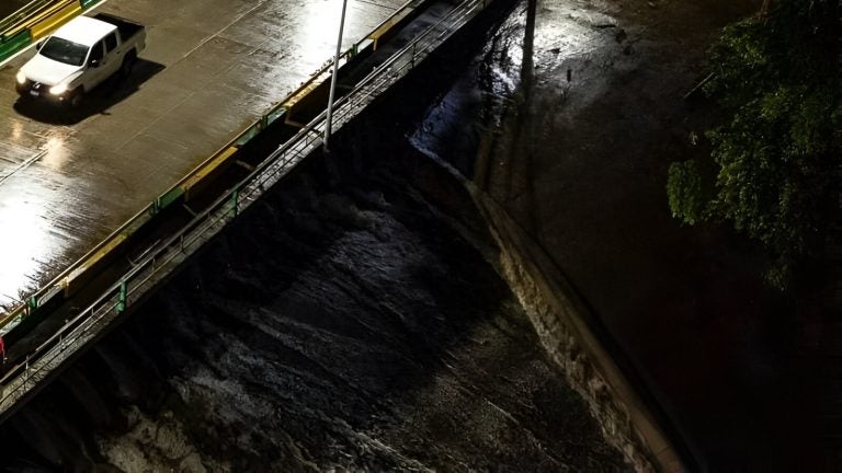Molestias y largas filas por obras en la Juan Lindo
