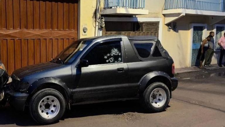 Ultiman a pintor de carros a pocos metros de su taller en Olancho