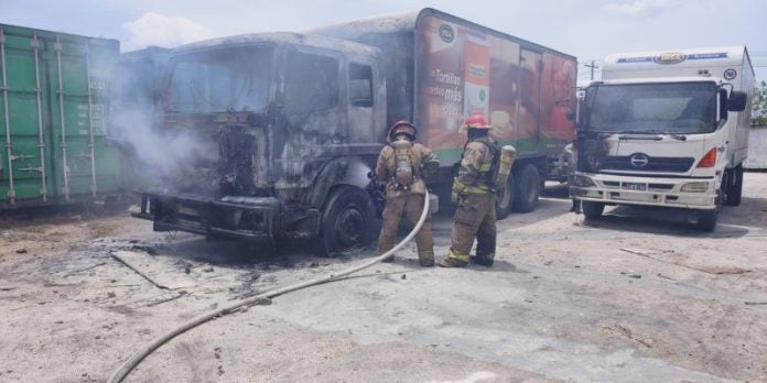 camión toma fuego