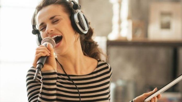 Por qué cantar es un verdadero beneficio para tu cerebro y bienestar