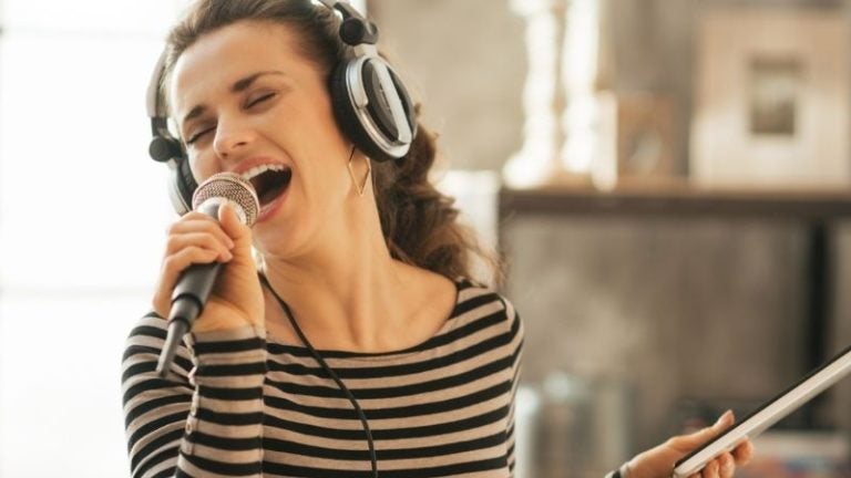 Por qué cantar es un verdadero beneficio para tu cerebro y bienestar