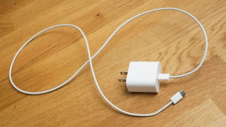 Operan de urgencia a joven luego de introducirse un cable USB en la uretra