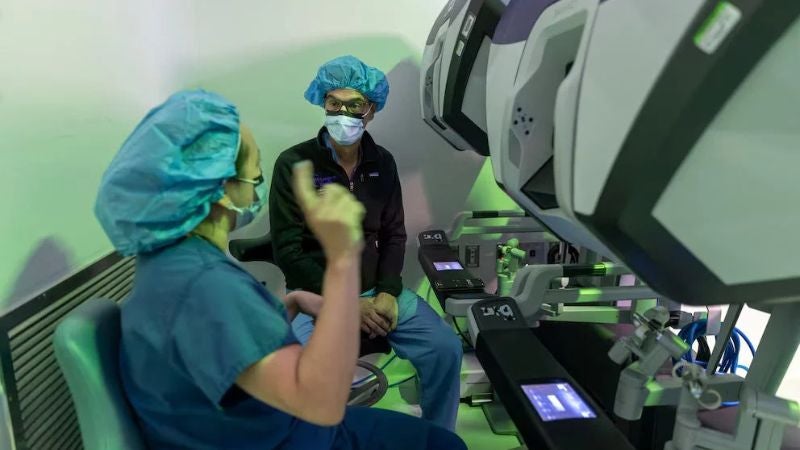 Primer trasplante de corazón robots