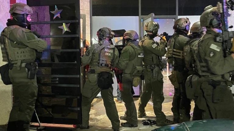 Un hondureño entre los 72 migrantes detenidos en club nocturno de EE. UU.