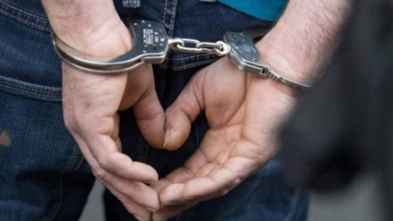 hombre prisión golpear a padre
