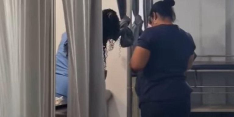 ¡Por llegar tarde! Hondureña agarra a mordidas a su esposo en La Ceiba