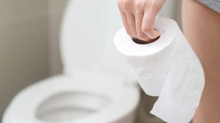 ¿Ir al baño sin tener ganas puede afectar tu salud?