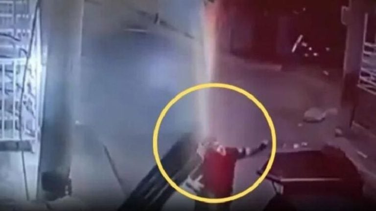 VIDEO | Ráfaga de viento arranca lámina que casi decapita a un hombre