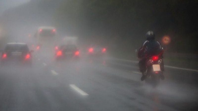manejar moto bajo la lluvia