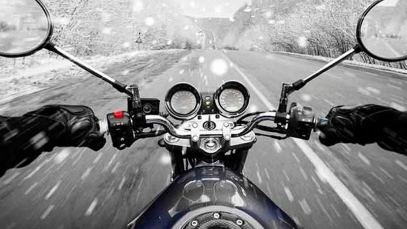 manejar moto bajo la lluvia