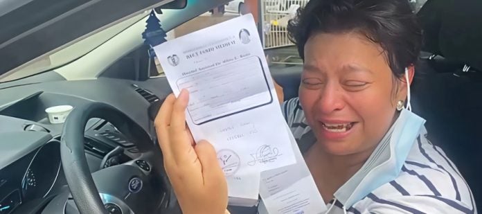 mujer llorando por multa en SPS