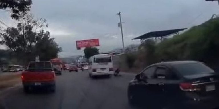 VIDEO | ¡Indignación! Mujer cae de bus en San Pedro Sula