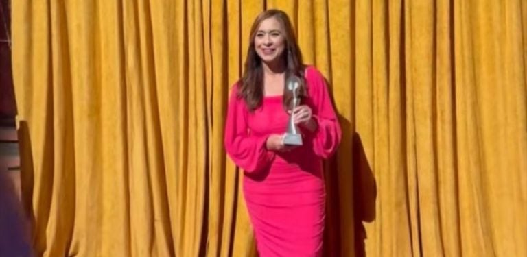 Neida Sandoval presume con orgullo su premio Gracie por trayectoria en medios