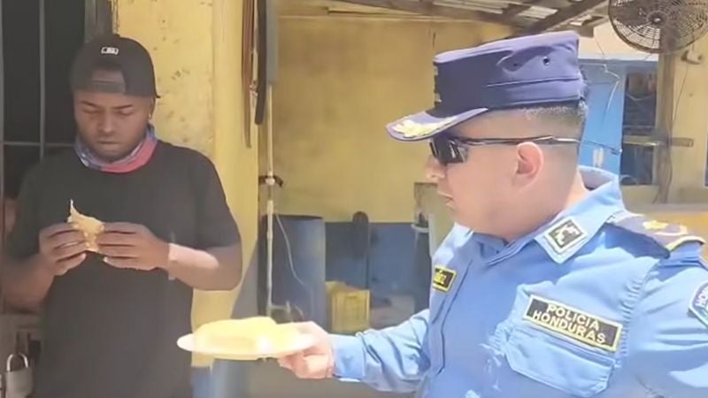 policía comparte comida con detenidos