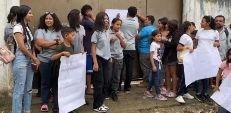 Protestan en El Progreso y exigen reintegro de director